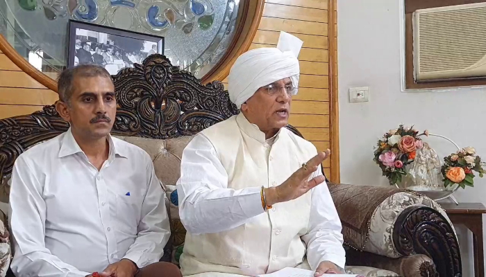 हरियाणा कांग्रेस में फूट, एक दूसरे की ही उधेड़ रहे बखियां