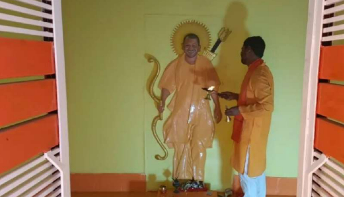 यूपी में बना सीएम योगी का मंदिर, रोज होती है उनके नाम की आरती