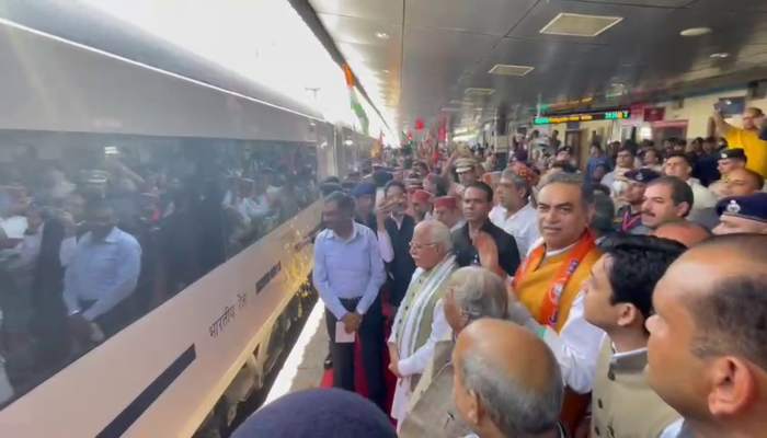 वंदे भारत रेल का सीएम मनोहर लाल ने चंडीगढ़ में किया स्वागत, कहा: प्लेन जैसा है इसका सफर