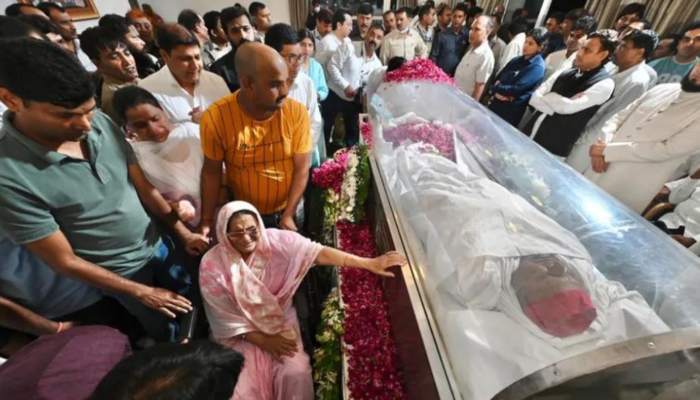 अंतिम सफर पर मुलायम सिंह यादव, आज 3 बजे सैफई में होगा अंतिम संस्कार