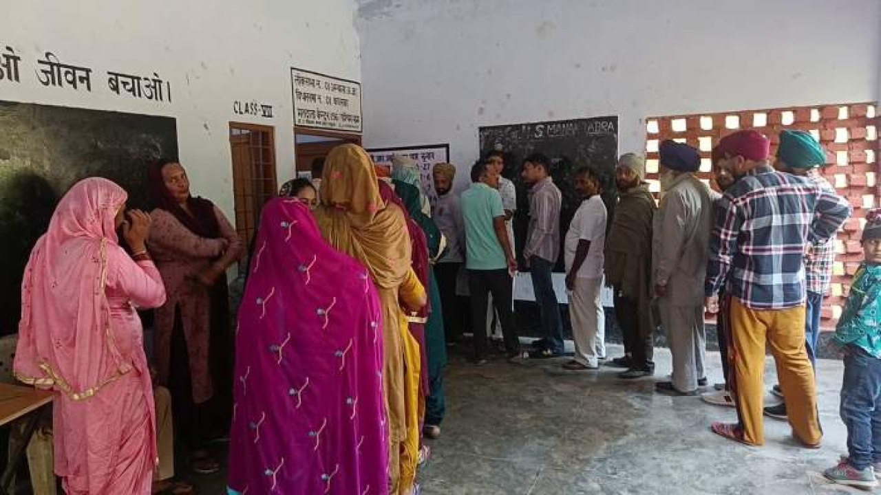 पंचायत चुनाव के लिए आज हरियाणा के 9 जिलों में मतदान, वोटिंग के लिए लोगों की लगी लंबी कतारें