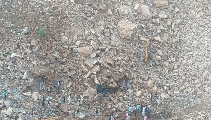 राजस्थान के गोपालगढ़ में धंसा पहाड़ी का हिस्सा, 7 लोग समेत पोकलेन मशीनें दबीं...2 की मौत