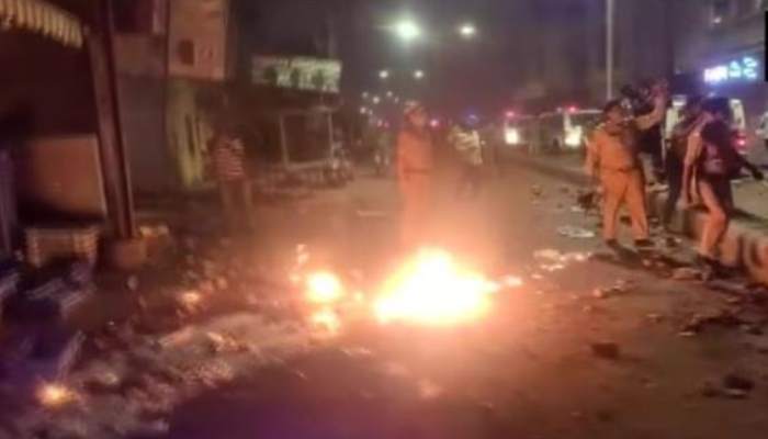 दिवाली की रात पटाखे फोड़ने को लेकर दो सम्प्रदायों में झड़प, जमकर हुआ पथराव...पुलिस पर फेंके पेट्रोल बम