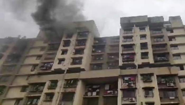 मुंबई में 13 मंजिला इमारत में लगी भीषण आग, जान बचाने के लिए खिड़की-बालकनी से लटक गए अंदर फंसे लोग