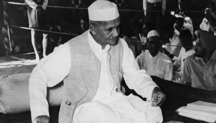 लाल बहादुर शास्त्री जयंती: प्रधानमंत्री रहते हुए भी कर्जदार थे शास्त्री, कोट के नीचे पहन लेते थे फटा स्वेटर