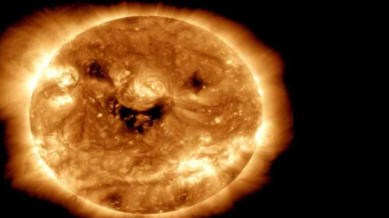 नासा ने जारी की सूरज की मुस्कुराती तस्वीर, पृथ्वी के लिए कैसे है खतरे का संकेत