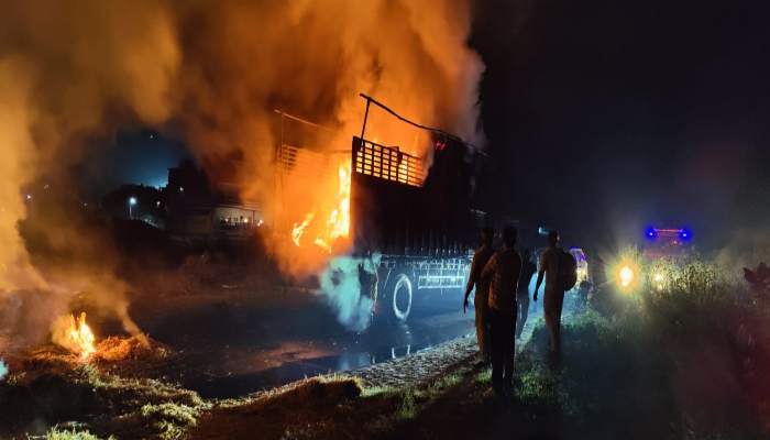 पराली से भरे ट्रक में बीच सड़क पर लगी आग, चालक की सूझबुझ से टला बड़ा हदसा