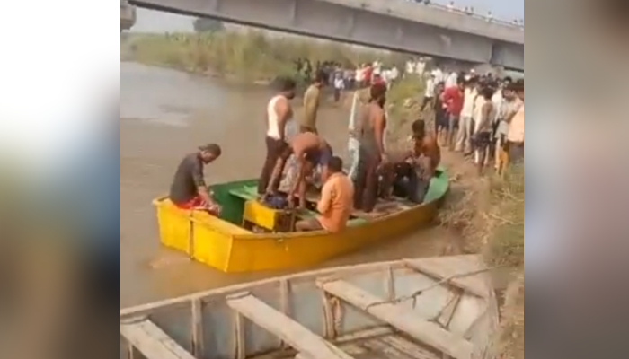मेरठ के हस्तिनापुर में नदी में नाव पलटने से बड़ा हादसा, 20 लोग थे सवार
