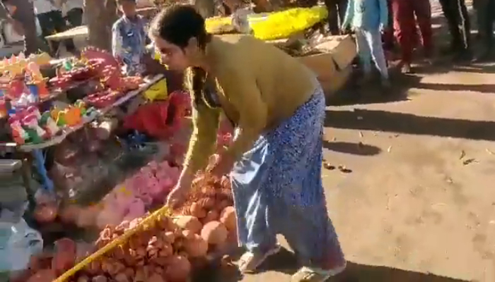 गरीबों पर बरसी दबंग महिला की लाट्ठी, सड़क किनारे रखे मिट्टी के सामान से की तोड़फोड़