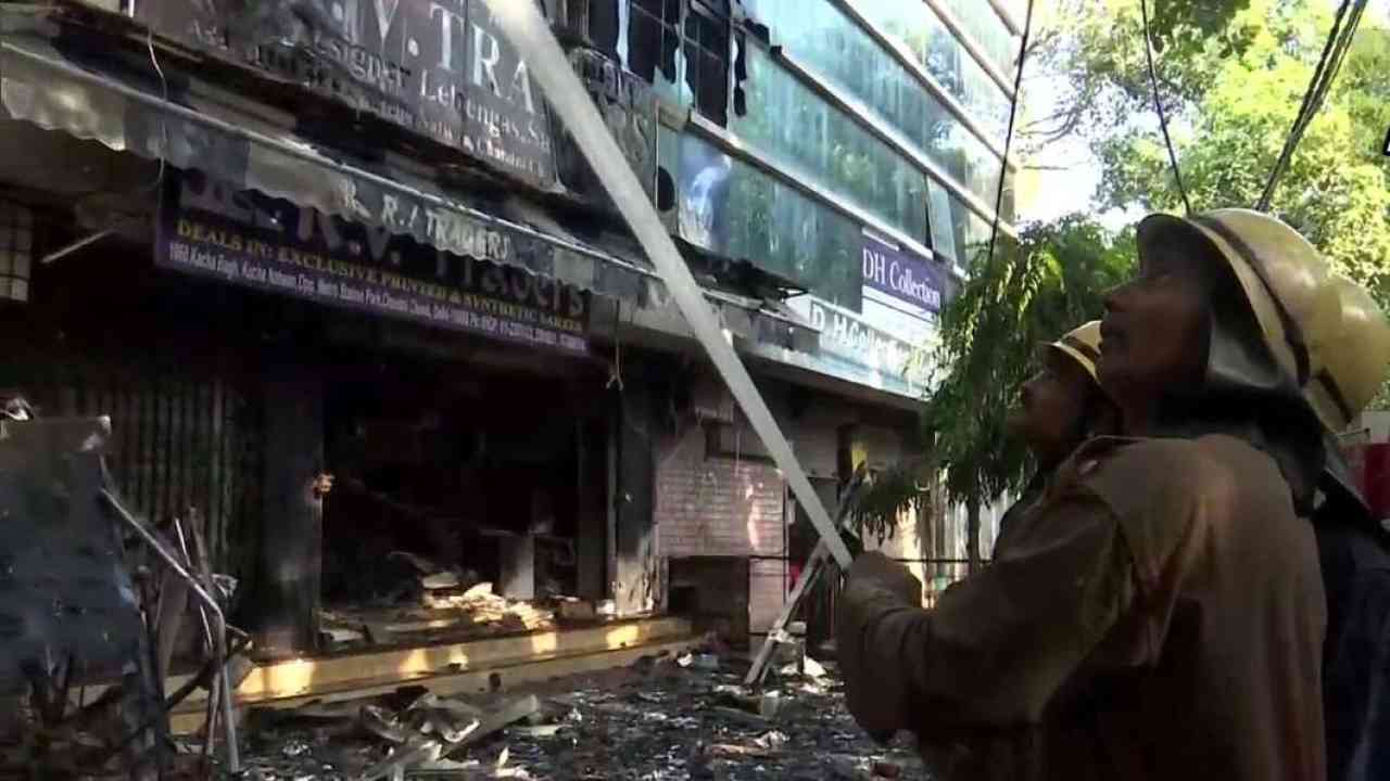 Delhi: Massive fire breaks out in Chandni Chowk market, blaze continues to rage