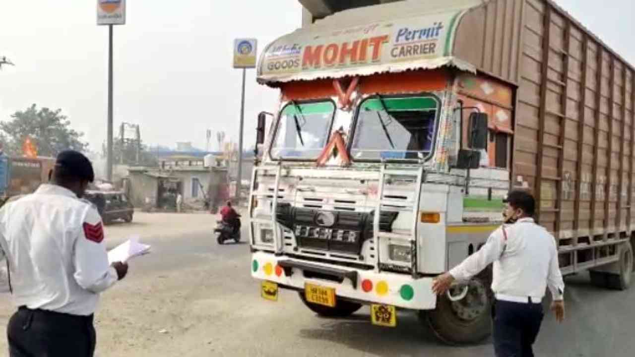 गैस चैंबर बनी दिल्ली, भारी डीजल वाहनों को बॉर्डर से लौटा रही दिल्ली पुलिस