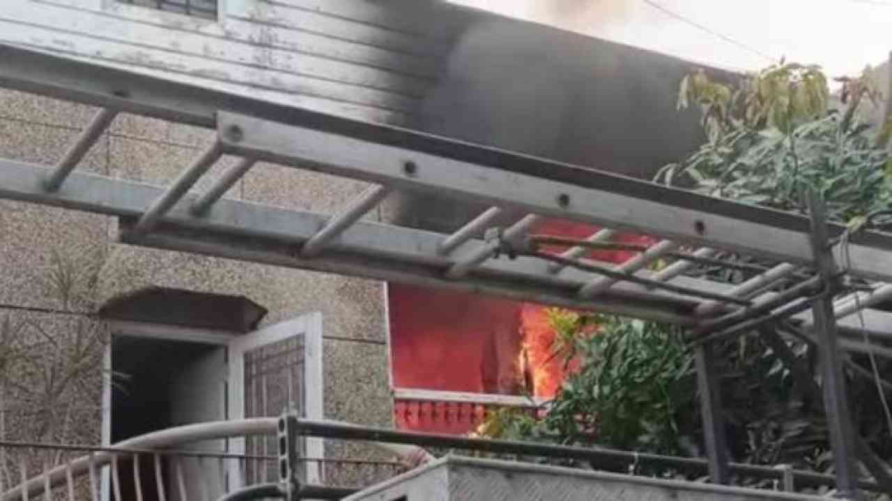 रिहायशी इलाके में मकान में अचानक लग गई आग, रिटायर्ड टीचर की हुई मौत