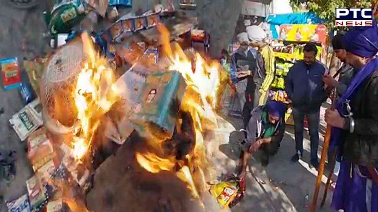 Jalandhar: Nihang Sikhs set tobacco products on fire near Guru Tegh Bahadur Chowk