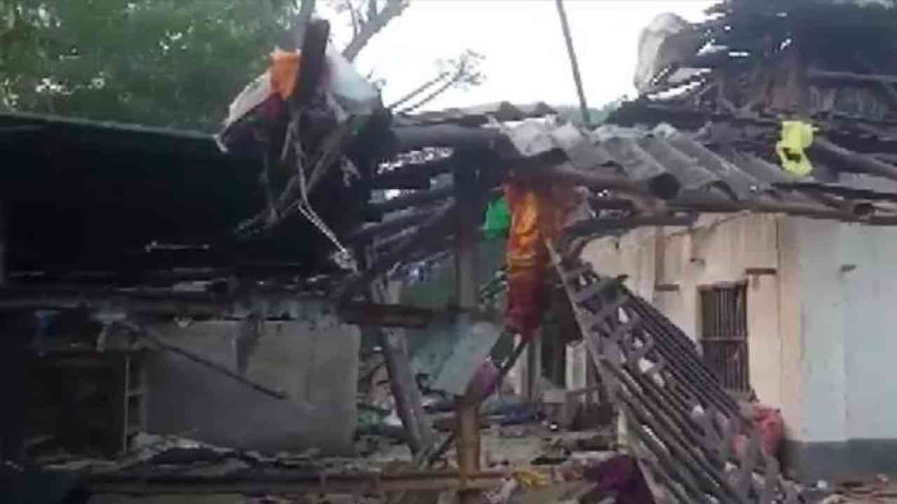 टीएमसी नेता के घर पर हुए बम धमाके में दो की मौत, डेढ़ किलोमीटर दूर मिला एक शव