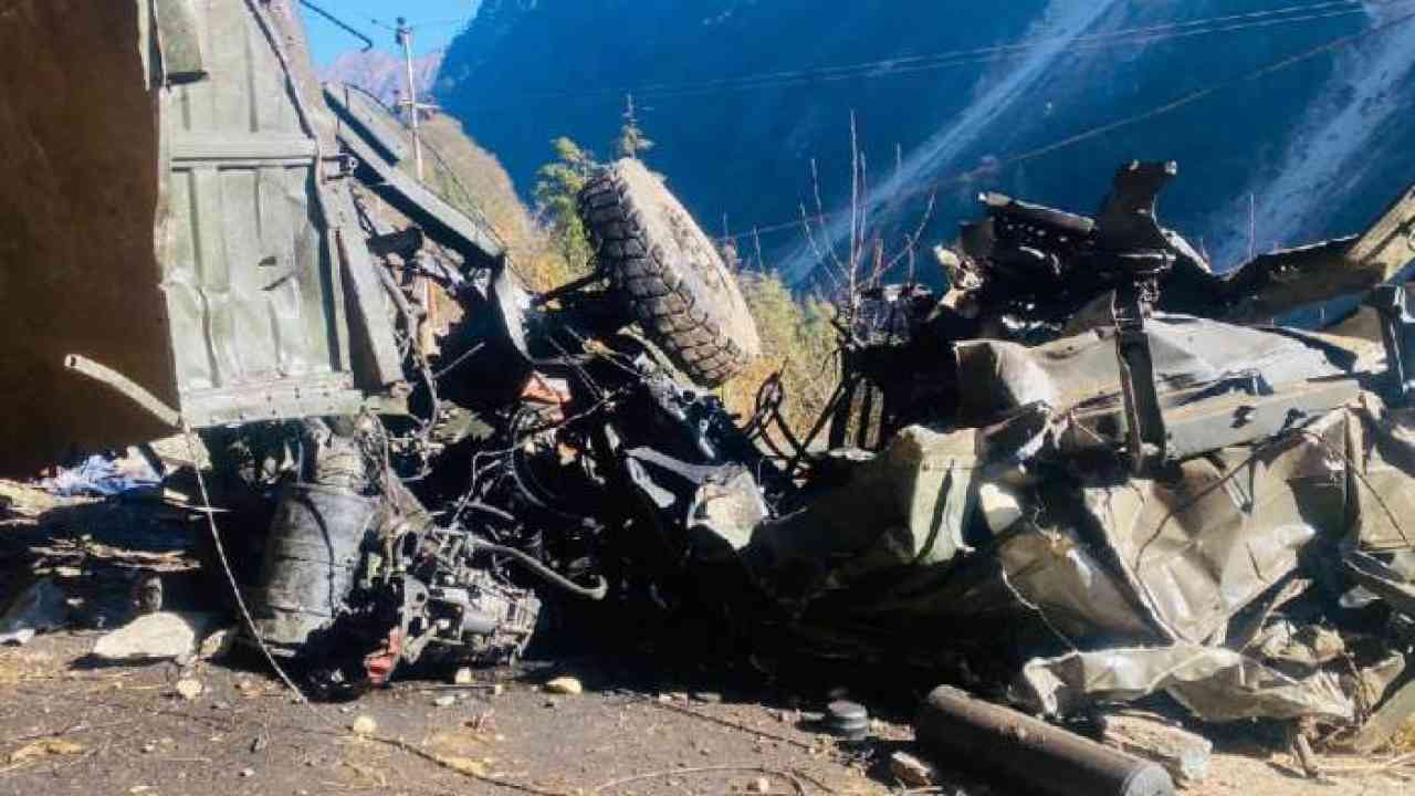 सिक्किम में खाई में गिरी सेना के जवानों से भरी बस, 16 सैनिकों की मौत