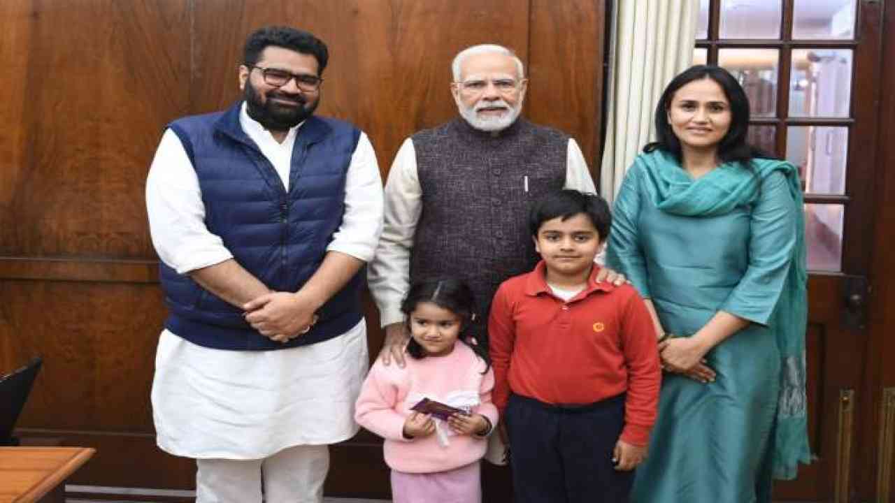कार्तिकेय शर्मा ने परिवार संग प्रधानमंत्री के साथ की मुलाकात, पीएम मोदी ने सांसद के बच्चों को दी चॉकलेट