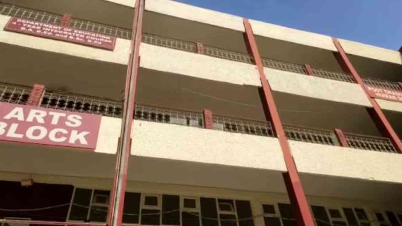कॉलेज में बिल्डिंग की तीसरी मंजिल से कूदी एमए की छात्रा, मौके पर हुई मौत