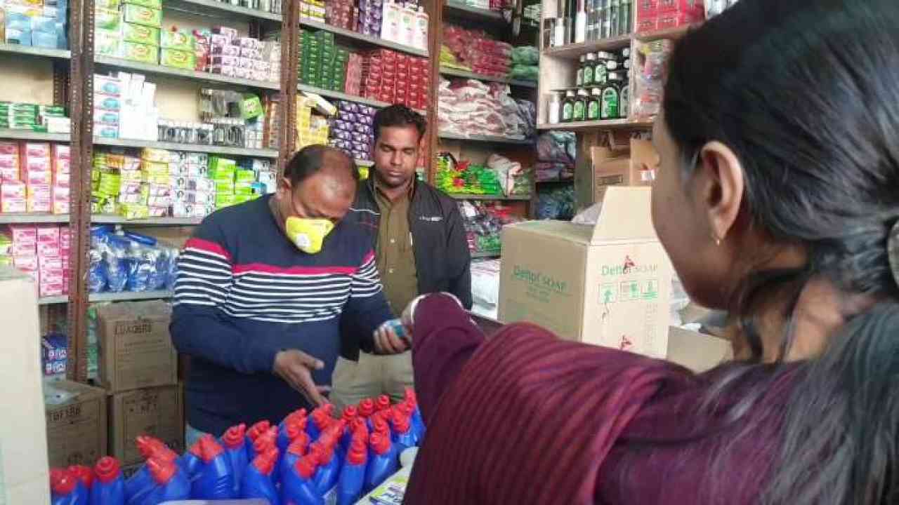 यमुनानगर में दुकान से भरे गए साबुन-क्रीम और टॉयलेट क्लीनर के सैंपल, नकली होने की आशंका