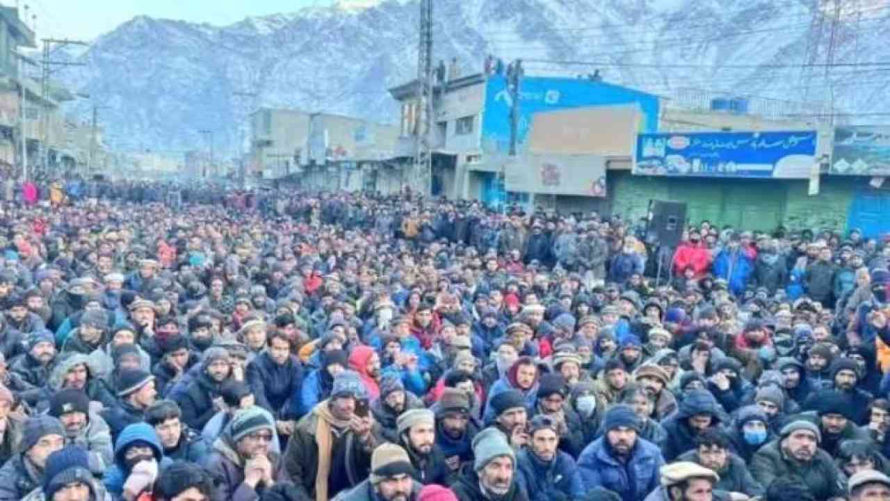 Gilgit-Baltistan protest: कंगाली से त्रस्त पाकिस्तान में बगावत, भारत में मिलने के लिए प्रदर्शन कर रहे लोग