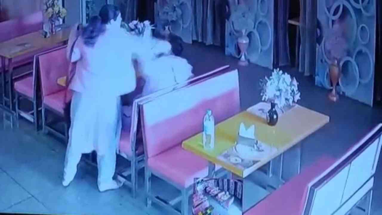 होटल में खाना खा रहे पति की पत्नी ने कर दी जमकर पिटाई, कर्मचारियों ने बचाई जान
