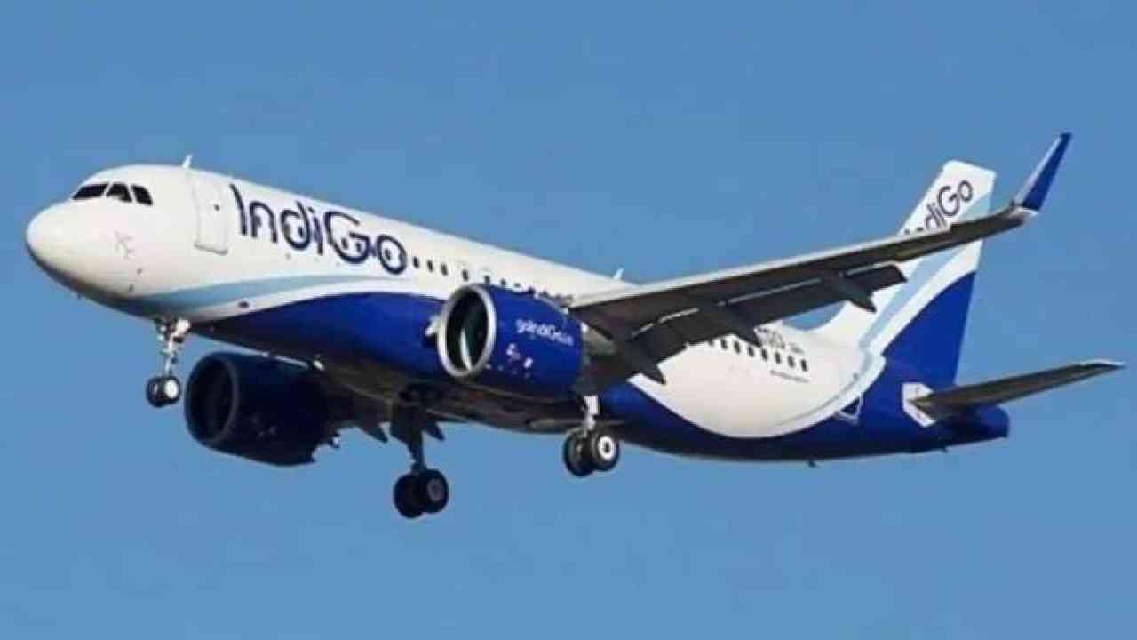 दिल्ली से थाईलैंड जा रहे विमान में हवा में आई खराबी, यात्रियों की अटक गई सांसें