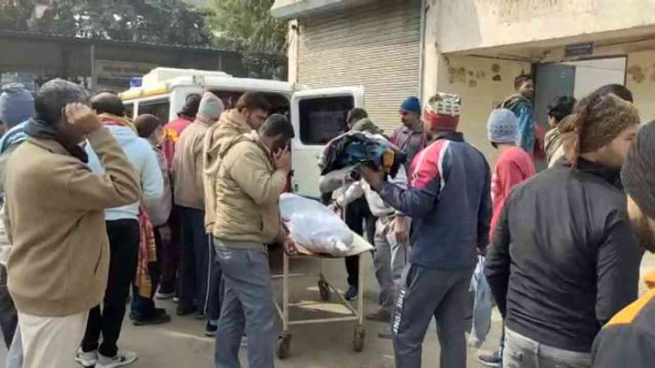 बहादुरगढ़ में रफ्तार का कहर, मैट्रो पिलर से टकराई कार...2 की मौत 4 घायल