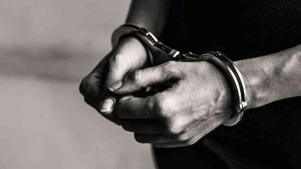 IAS अधिकारी से 5 करोड़ रुपये की रंगदारी मांगने वाला शख्स गिरफ्तार