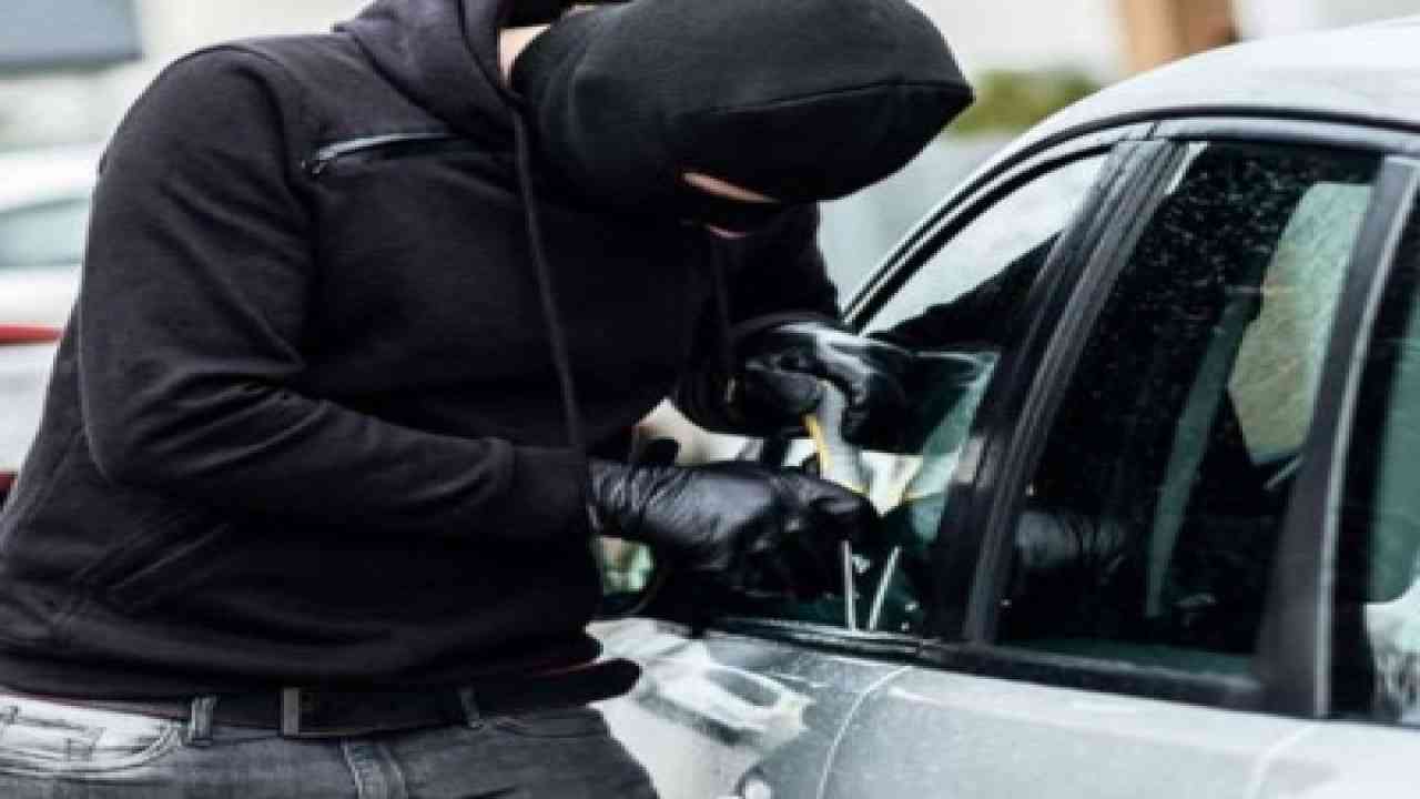 कार का शीशा तोड़ कर चोरी किए 2 लाख, पुलिस ने मामला दर्ज कर जांच की शुरू