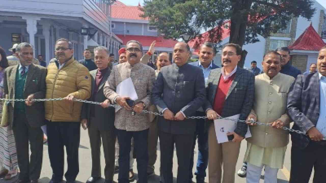 हिमाचल विधानसभा के बाहर हंगामा, चेन और ताले के साथ विधानसभा पहुंचे BJP विधायक, नारेबाजी करते हुए किया WALK OUT