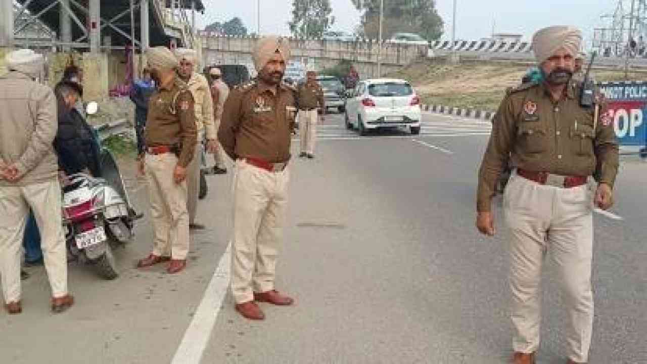 खालिस्तानी समर्थक सरबजीत कालसी को गिरफ्तार कर ले जाया गया पंजाब