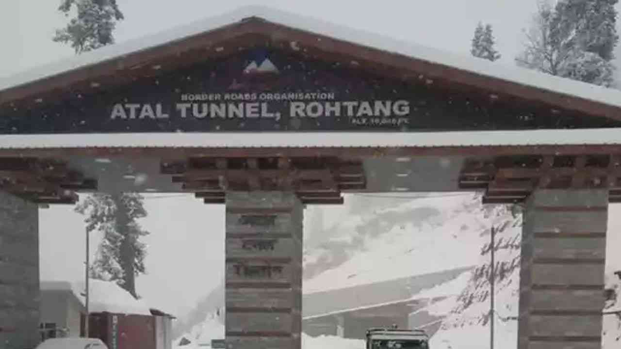 अटल टनल पर जमकर बर्फबारी, पर्यटकों को चेतावनी