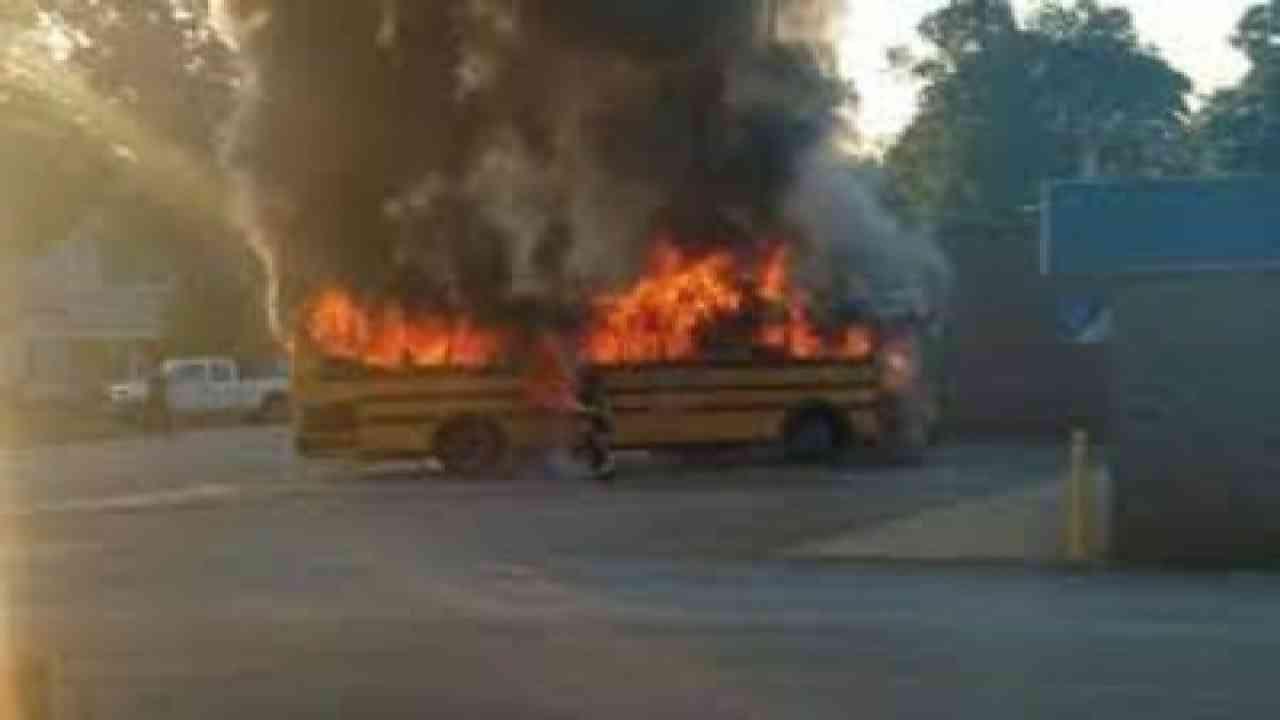चलती स्कूल बस में अचानक लगी आग, अपनी सूझबूझ से ड्राइवर ने बचाई 40 बच्चों की जान