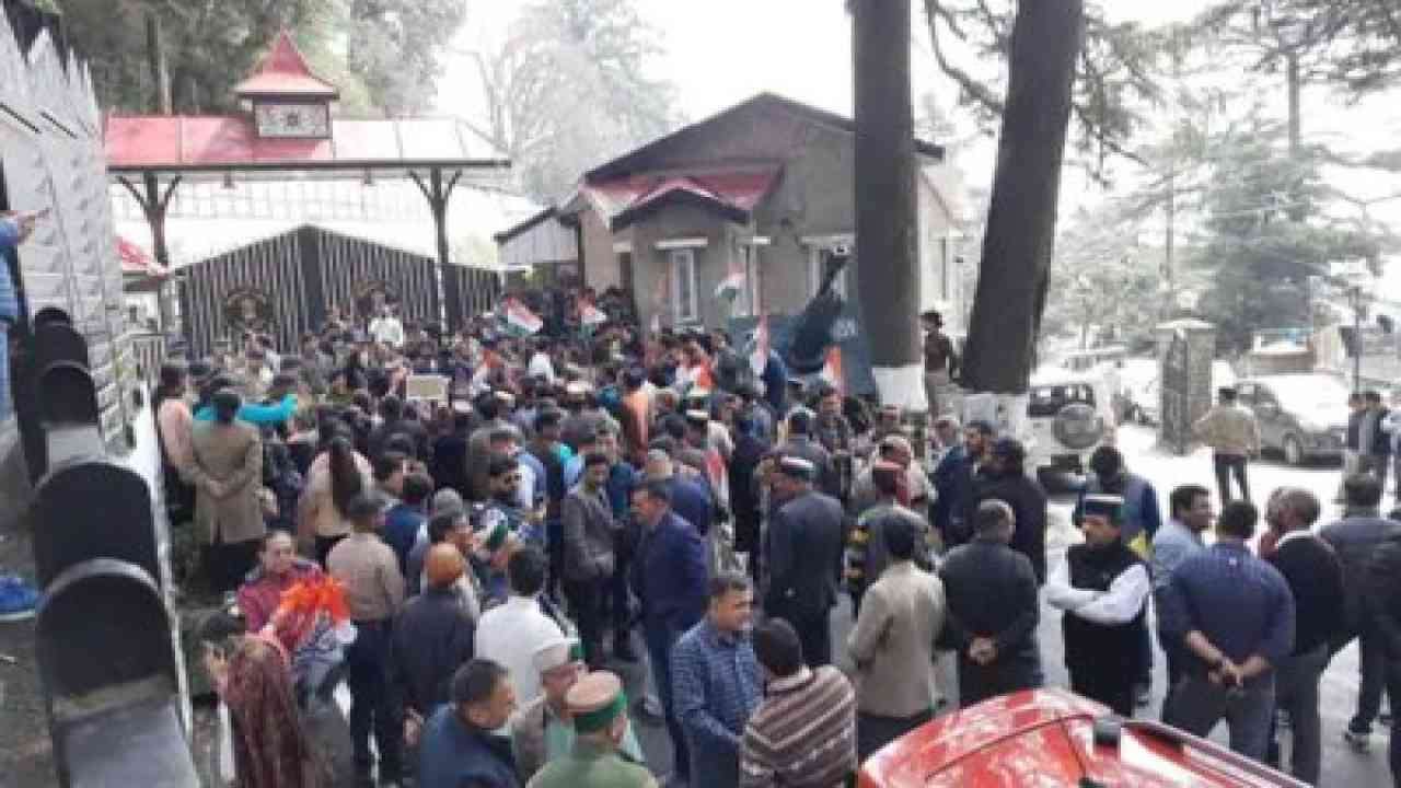 शिमला में राजभवन के बाहर कांग्रेस का प्रदर्शन, बढ़ती महंगाई और अडाणी मुद्दे का किया विरोध