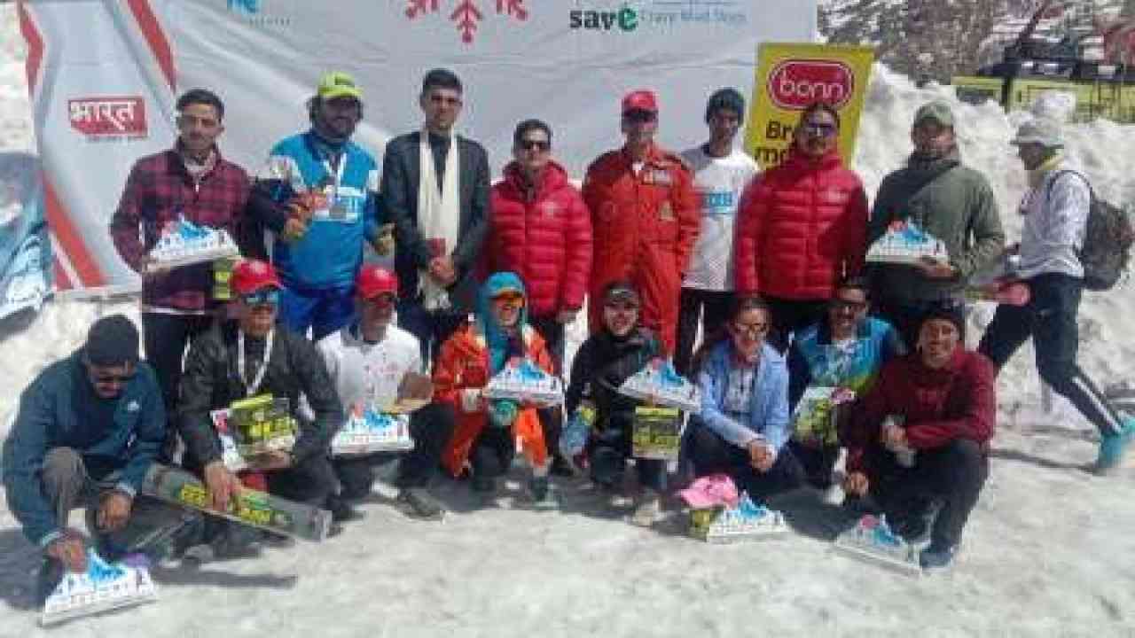 लाहौल स्पीति : सिस्सू में SNOW मैराथन का आयोजन, 10 हजार फीट की ऊंचाई पर बर्फ की चादर पर दौड़ें धावक, देश में पहली बार हुई डॉग रेस