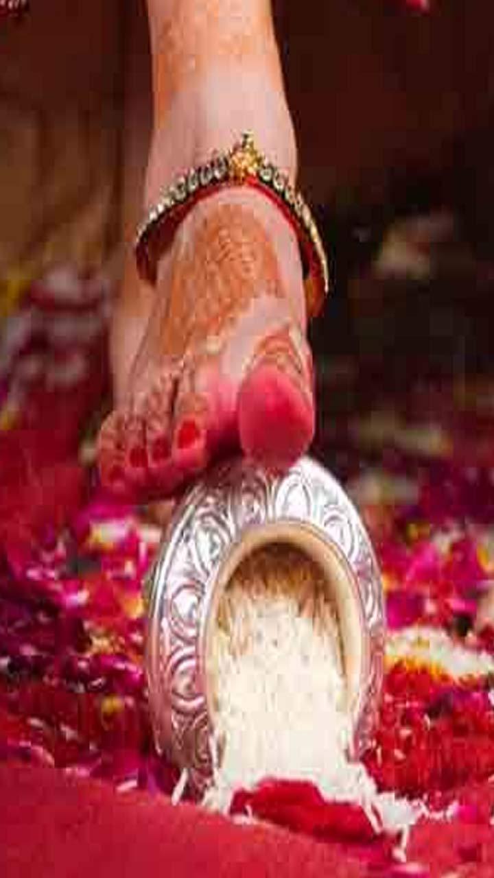 ਗ੍ਰਹਿ ਪ੍ਰਵੇਸ਼ ਦੌਰਾਨ ਦੁਲਹਨ ਕਿਉਂ ਗਿਰਾਉਂਦੀ ਹੈ ਚੌਲਾਂ ਦਾ ਕਲਸ਼ ? ਜਾਣੋ ਇਸ ਪਿੱਛੇ ਦੀ ਵਜ੍ਹਾ